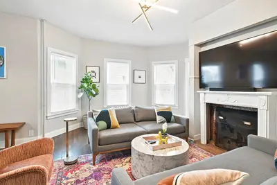 Image de Elegant 7Bed 2. 5Bath Victorian Home