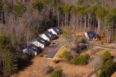 Image de 5 Cabin compound Cashiers!