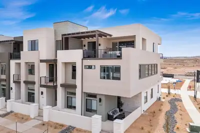 Image de Sunset Pearl at Desert Color (by Ember Stays)