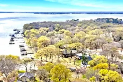 Image de Massive lakefront home with Hot Tub!