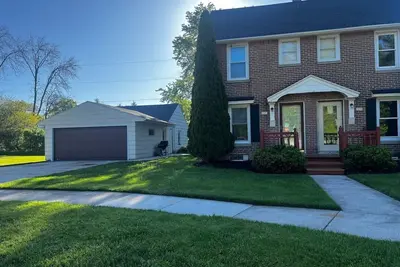 Image de home + community playground + park access