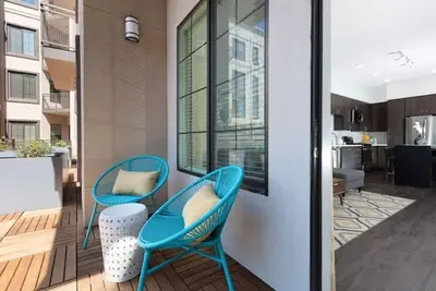 Image de City Living w Resort Comforts – 1br at 300 Railway