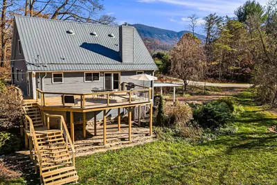 Image de 20 Mins to Asheville/Fireplace/Peaceful Yard/Pets