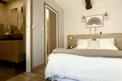 Image de Chez Délicia chambre d'hôte+ pétit déj, un jardin, la piscine, wifi, Netflix.