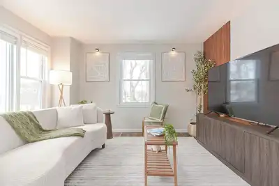 Image de Comfort Oasis with Private Garage. Steps from UMass Lowell & 35 min from Boston