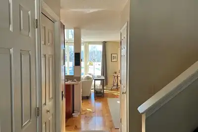 Image de Stylish 3-Bedroom Lakefront Condo w/ Mountain Views