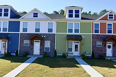 Image de 3-bedroom townhome in charming Cleveland:  central air, WiFi, cable. Gorgeous!