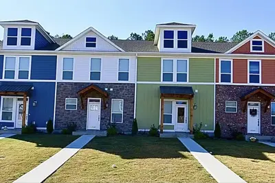 Image de 3-bedroom #1738 townhome in Cleveland—central air, ceiling fans, WiFi, cable.