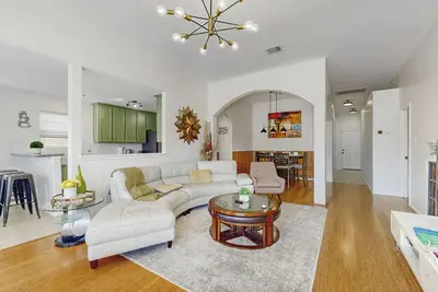 Image de Cozy home with outdoor games and convenient location - minutes to Nrg