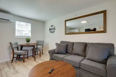 Image de 3 Mi to Beach & Pier: Pet-Friendly Cape Cod Apt!