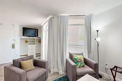 Image de 9th floor studio w/shared pools, hot tubs - steps to beach & golf nearby