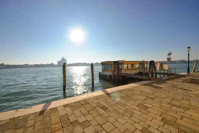 Image de Large Apartment with Wide-Open Canal View along Zattere Waterfront