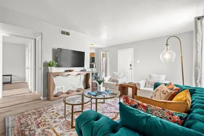 Image de The Lively Getaway | Vibrant Colors + Bbq