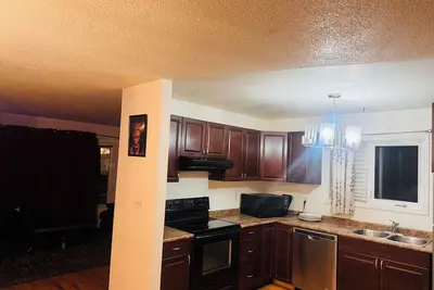 Image de Neon Lights Staycation. 4 Bdr, Jacuzzi, Vip Lounge, 2 Living Rooms.