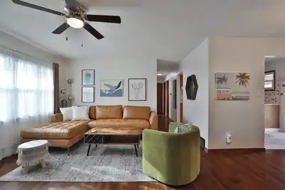 Image de Overlook - Private Hot Tub! King bed in Ranch Home