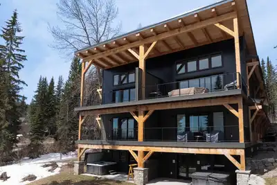 Ski In/Ski Out, Pool Table + Hot Tub & Views!