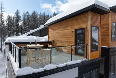 Image de Brand New Luxury Townhouse + Walk to Ski & Views!