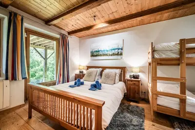 Image de Chambre 'Elisthur Chambre N°3' avec vue sur les montagnes, terrasse privée et Wi-Fi