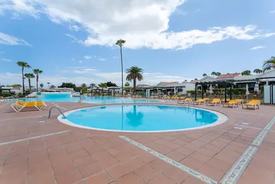 Tommy 13' avec piscine partagée, Wi-Fi et climatisation