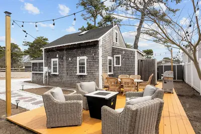 Image de New! Beach Cottage - 3 min walk to Beach - Pet Friendly!