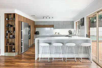 Image de Large and modern 5 Bedroom home with a pool and work areas