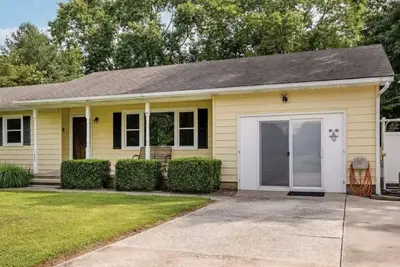 Image de Cute and cozy beach style house in Berlin Md- 5 min from Assateage Beach!