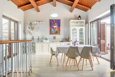 Image de GuestHost-La Dimora di Max Bright Apt with terrace