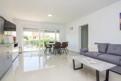 Appartement de trois chambres avec le balcon Vir (A-24331-b)