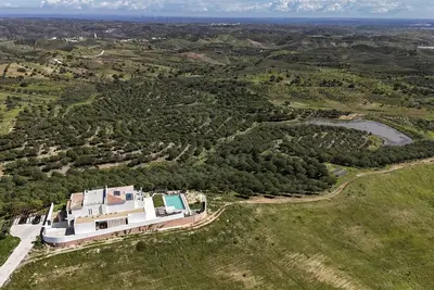 Image de Un refuge de luxe avec vue et piscine à débordement