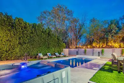 Image de Modern Luxury Retreat - Pool, Hot Tub, Pool Table, Fire Pit & Office Space