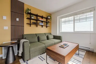 Image de Newly Renovated Mid Century Modern Coach House