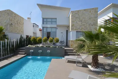 Image de Villa avec jardin et terrasse sur le toit