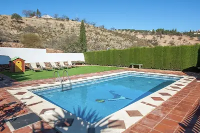 Image de Maison rurale avec une superbe piscine