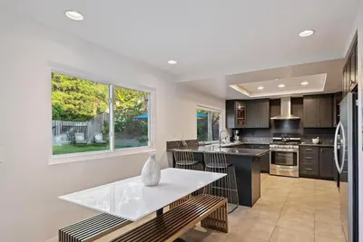 Image de Spacious Oceanside 4br Pool Home w/ Hot Tub, Ac, WiFi — 5. 5mi to Carlsbad Beach!
