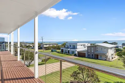 Image de Wake up to panoramic ocean views every day in this beautifully designed coastal haven, where comfort