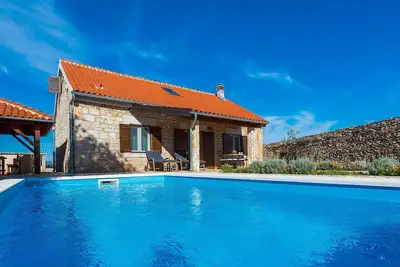 Image de Maison de trois chambres avec piscine