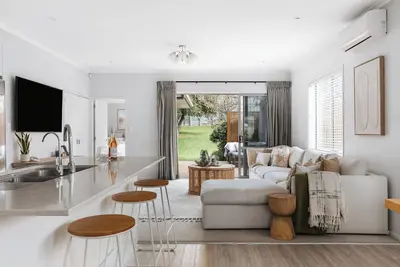 Image de Backyard Bliss - Quiet Coastal 2-Bedroom Home with Huge Sunlit Backyard, Dual Bathrooms, Secure Parking, and Just 5 Minutes to the Beach