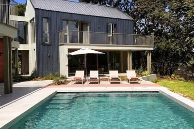 Image de New, stylish, 3 bedroom home, with infinity pool and Table Mountain views