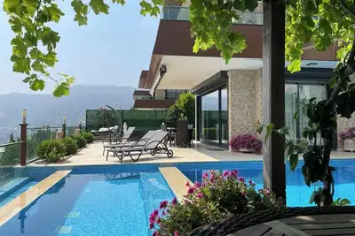 Image de Villa with a View and Pool