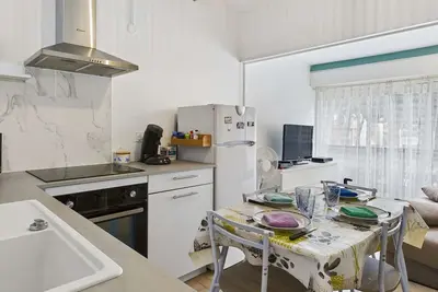 Image de Studio Cabine Lumineux pour 4 au Grau d'Agde avec Vue Piscine et Parking