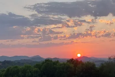 Image de Sunset House - Maison isolée avec vue panoramique sur le coucher de soleil.