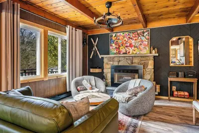 Image de Newly Remodeled Cabin | Hot Tub & Cozy Vibes