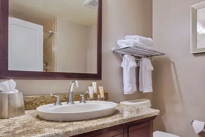 Image de Oxon Hill Condo: 2br, 2ba, Sleeps 4