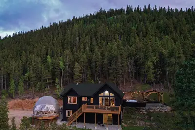 Image de New! Lodge & Dome Theater/Yoga Studio + Hot Tub