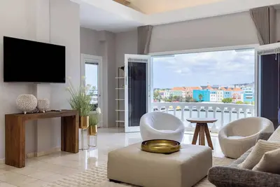 Chic City View Residence by the Bay