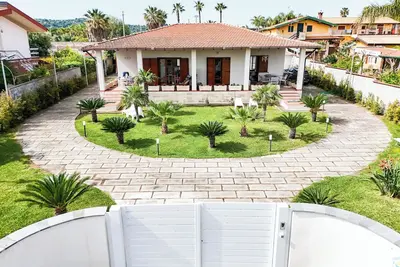 Image de Wonderful Holiday Home in Baia Del Silenzio Bay by the Crystal Sea