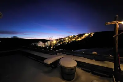 Image de Hilltop Overlook with sweeping views, private entrance. Cozy interior