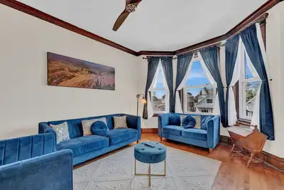 Image de New! 3 Bed Vintage Condo in Chicagolands Trendy Berwyn by AllSet Turnover