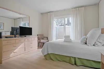 Image de 212 Twin Oaks - 3 Bedroom - 3 Bath Villa Sleeps 8, Mins to Harbour Town + Pool