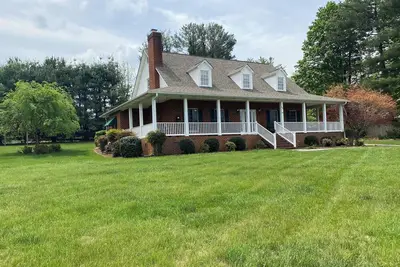 Image de Three bedroom home. Wrap around porch. Two garages. Twenty minutes to Lynchburg.